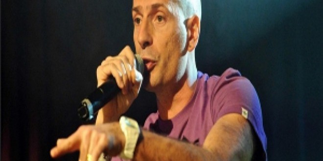 Akhenaton perd son pari sur la défaite de l\'équipe de France!