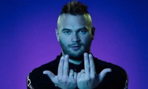 Jul dévoile la cover de ''Loin Du Monde'' Jul dévoile la cover de ''Loin Du Monde''