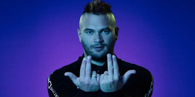 Pour marquer le coup, Jul envoie le CD de \'\'Loin du Monde\'\' dans l\'espace (Vidéo)