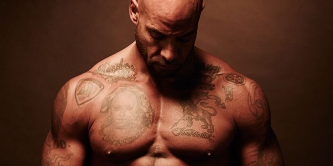 Booba dévoile sa photo nu et menace de balancer une sextape avec Miss France (Photo)