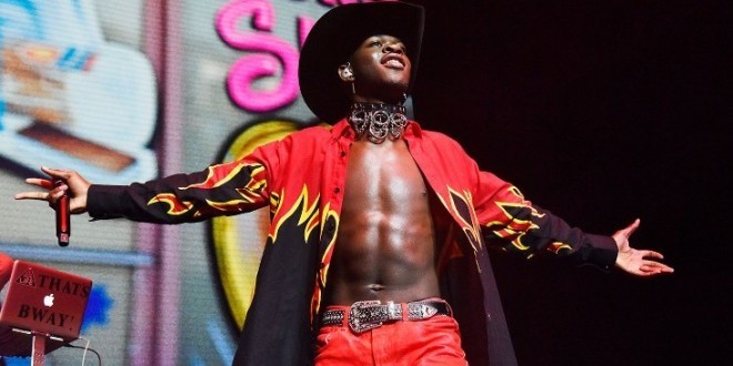 Lil Nas X explose un record et passe devant Drake et Eminem !