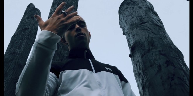 Dans son premier clip, Pugs se lance \'\'Comme ça\'\' (Clip Officiel)