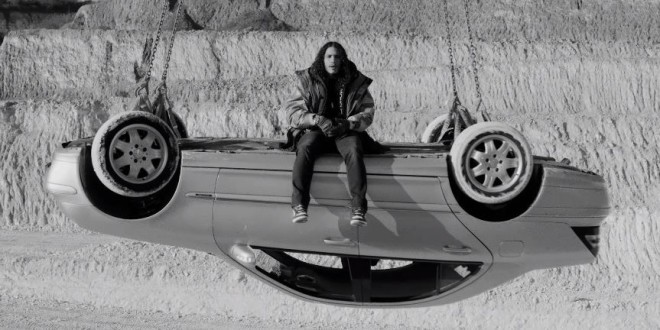 Hatik kick à l'ancienne dans son magnifique nouveau clip ''Crashtest''