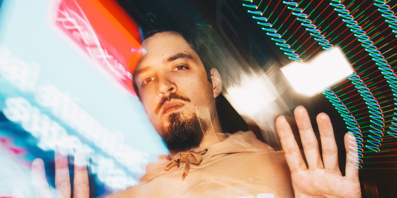 Appel Au Secours En Streaming Dans son nouveau clip, Darryl Zeuja lance son appel ''Au Secours
