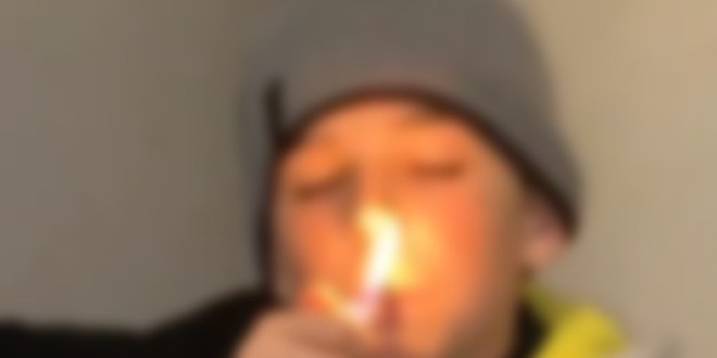 Un enfant de 9 ans rappe en insultant et fumant et crée la polémique