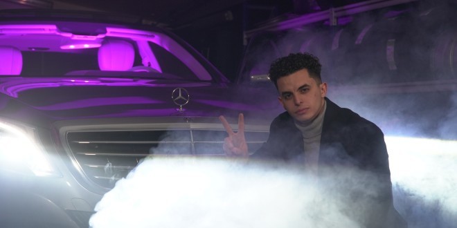Dans son nouveau clip, Itchy vous souhaite \'\'Bonne Année\'\' (Clip Officiel)