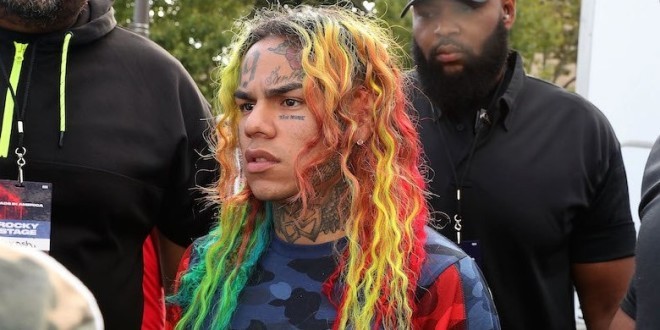 6ix9ine violemment pris a parti par un homme à Miami (vidéo)