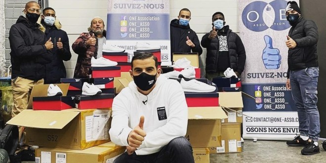 Sofiane offre des baskets aux gens dans deux villes de Paris (vidéo)