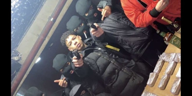 Dans son premier clip, Dinho nous emmène à \'\'Compton\'\'(Clip Offciel)