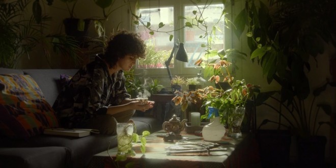 ISMA & Varnrable dévoile leur clip \'\'Sticky with No Glue\'\' (Clip Officiel)
