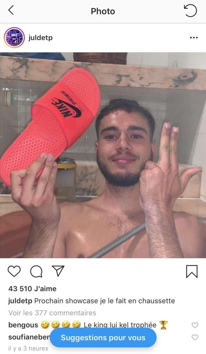 Jul s'est fait voler sa claquette en plein showcase par un fan, il réagit merveilleusement !