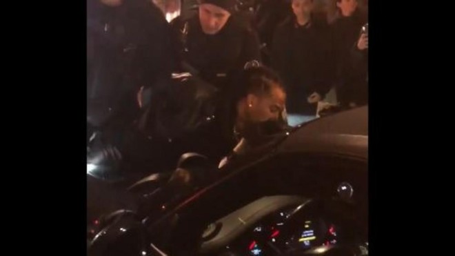 Kalash : un policier avait pris son téléphone et avait léché le visage de sa fille lorsqu'il était en garde à vue ! (Vidéo)