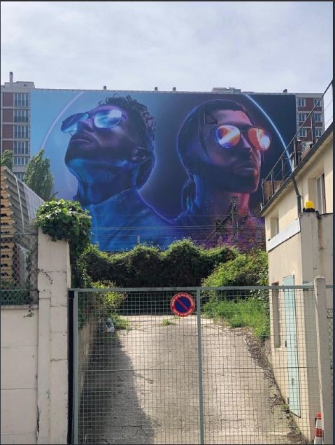 Un géant poster de ''Deux Frères'' de PNL accroché sur un immeuble dans la cité de leur enfance